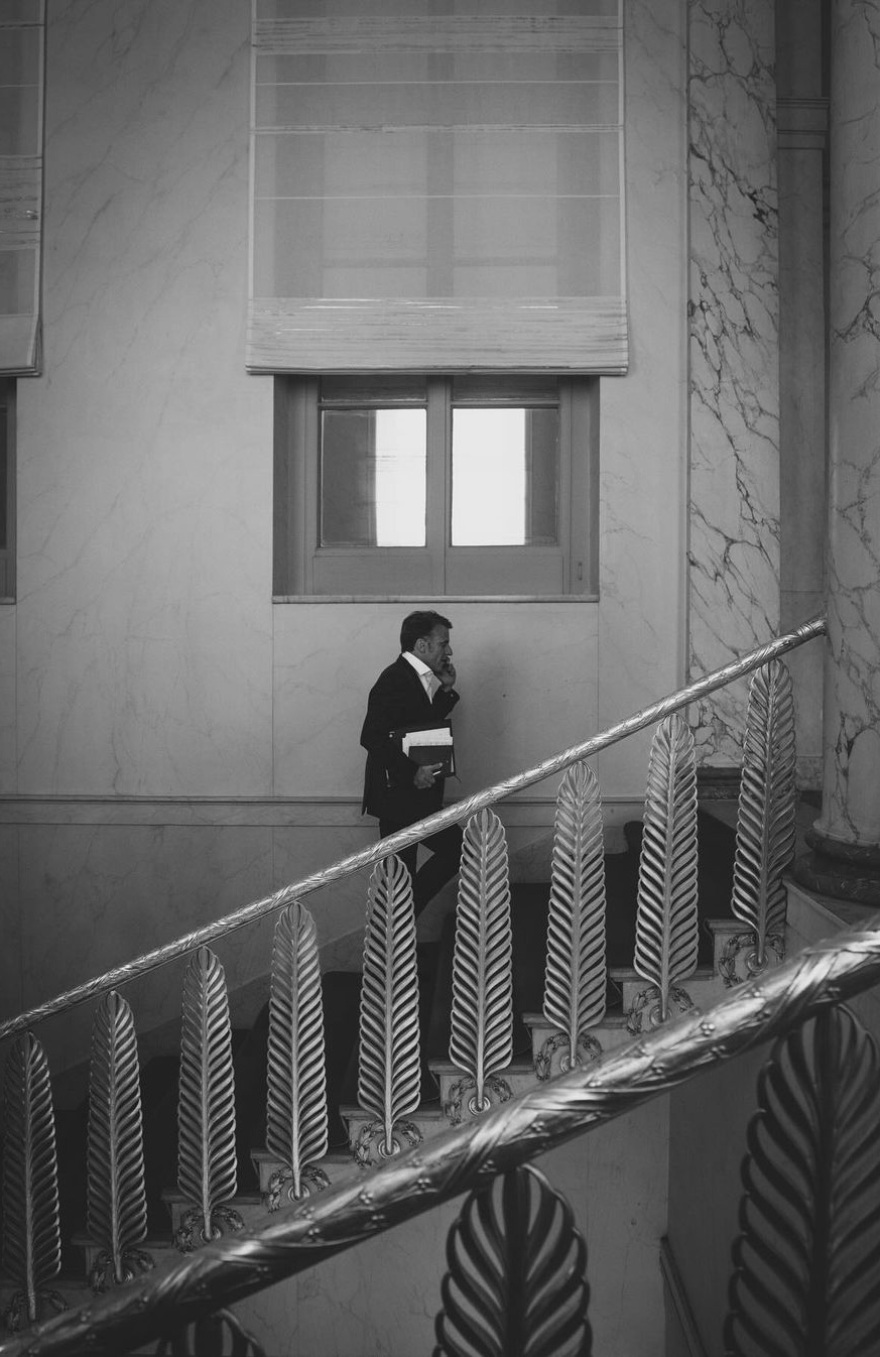 Εμανουέλ Μακρόν: Καρέ καρέ, οι στιγμές πριν ανακοινώσει πρόωρες εκλογές στους συνεργάτες του