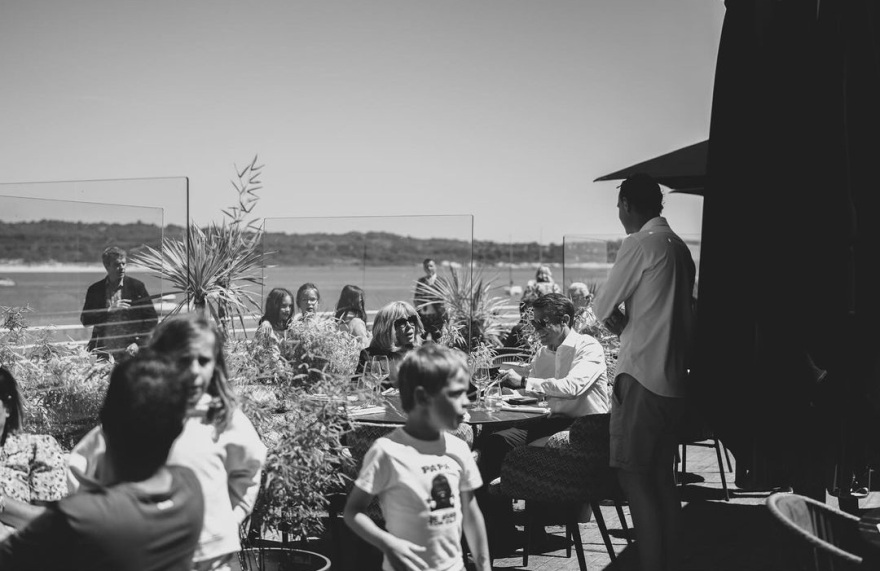 Εμανουέλ Μακρόν: Καρέ καρέ, οι στιγμές πριν ανακοινώσει πρόωρες εκλογές στους συνεργάτες του