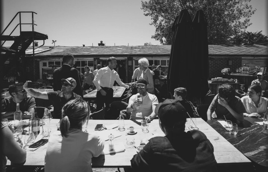 Εμανουέλ Μακρόν: Καρέ καρέ, οι στιγμές πριν ανακοινώσει πρόωρες εκλογές στους συνεργάτες του