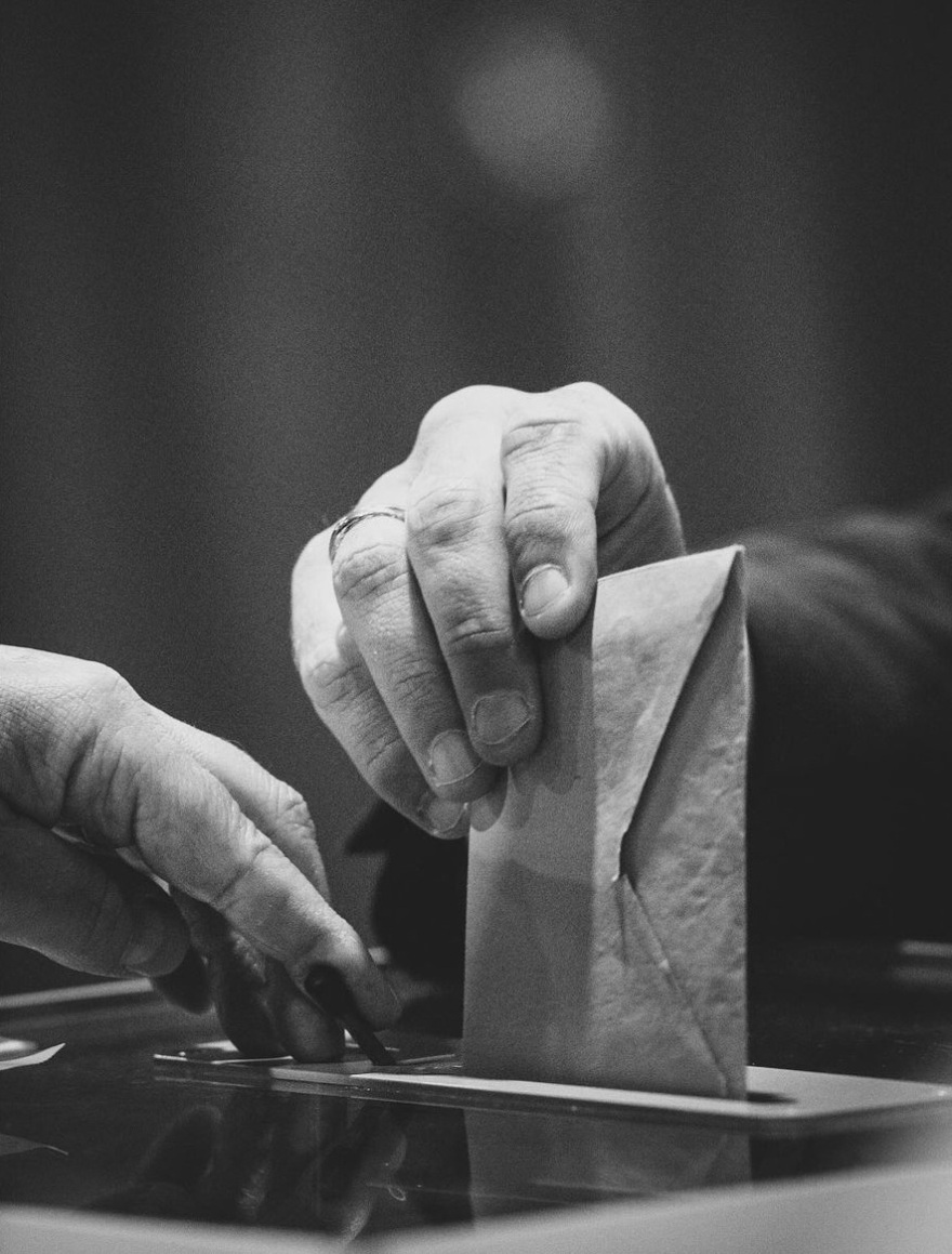 Εμανουέλ Μακρόν: Καρέ καρέ, οι στιγμές πριν ανακοινώσει πρόωρες εκλογές στους συνεργάτες του