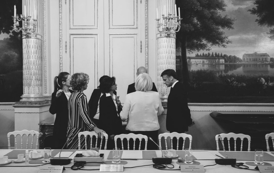 Εμανουέλ Μακρόν: Καρέ καρέ, οι στιγμές πριν ανακοινώσει πρόωρες εκλογές στους συνεργάτες του