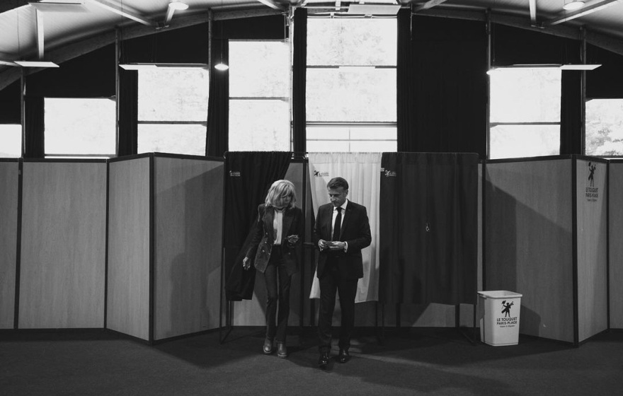 Εμανουέλ Μακρόν: Καρέ καρέ, οι στιγμές πριν ανακοινώσει πρόωρες εκλογές στους συνεργάτες του