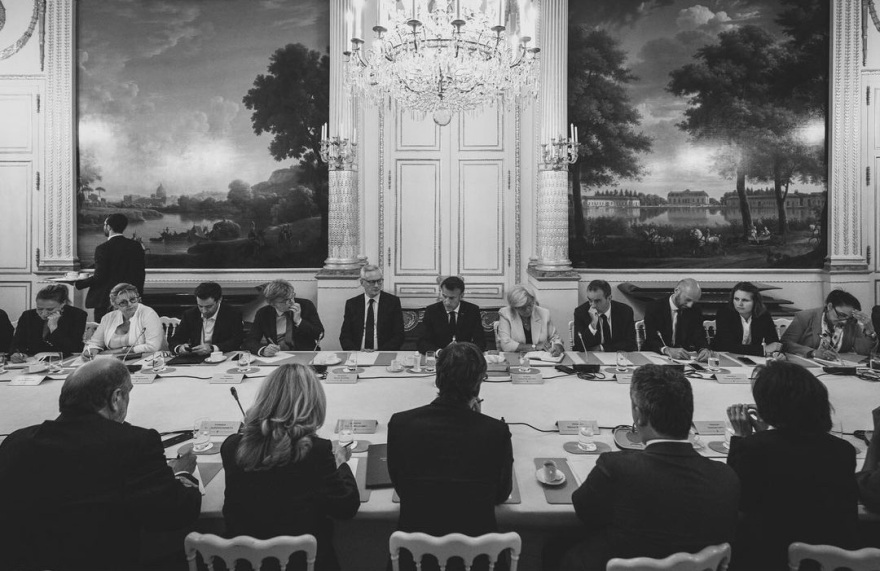 Εμανουέλ Μακρόν: Καρέ καρέ, οι στιγμές πριν ανακοινώσει πρόωρες εκλογές στους συνεργάτες του