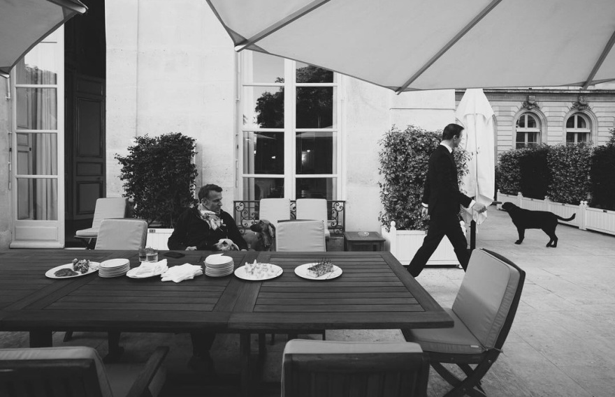 Εμανουέλ Μακρόν: Καρέ καρέ, οι στιγμές πριν ανακοινώσει πρόωρες εκλογές στους συνεργάτες του