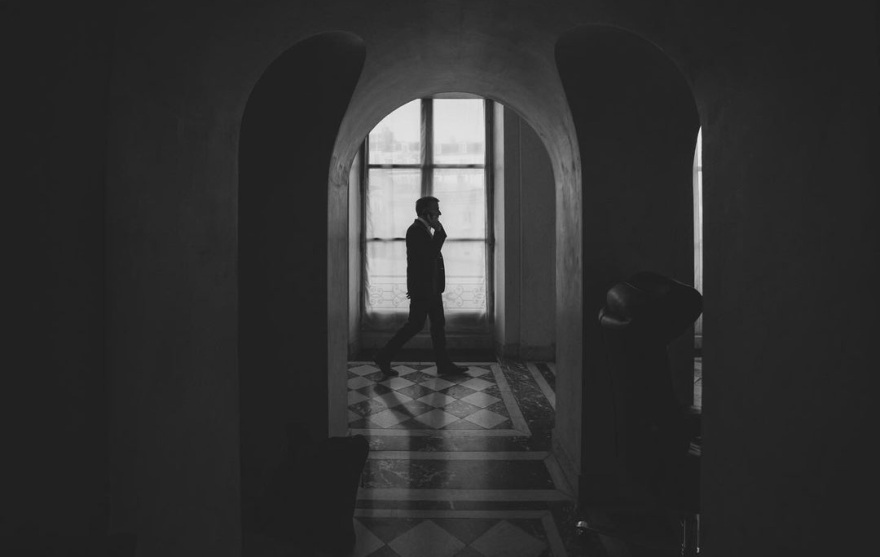 Εμανουέλ Μακρόν: Καρέ καρέ, οι στιγμές πριν ανακοινώσει πρόωρες εκλογές στους συνεργάτες του