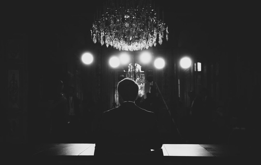 Εμανουέλ Μακρόν: Καρέ καρέ, οι στιγμές πριν ανακοινώσει πρόωρες εκλογές στους συνεργάτες του