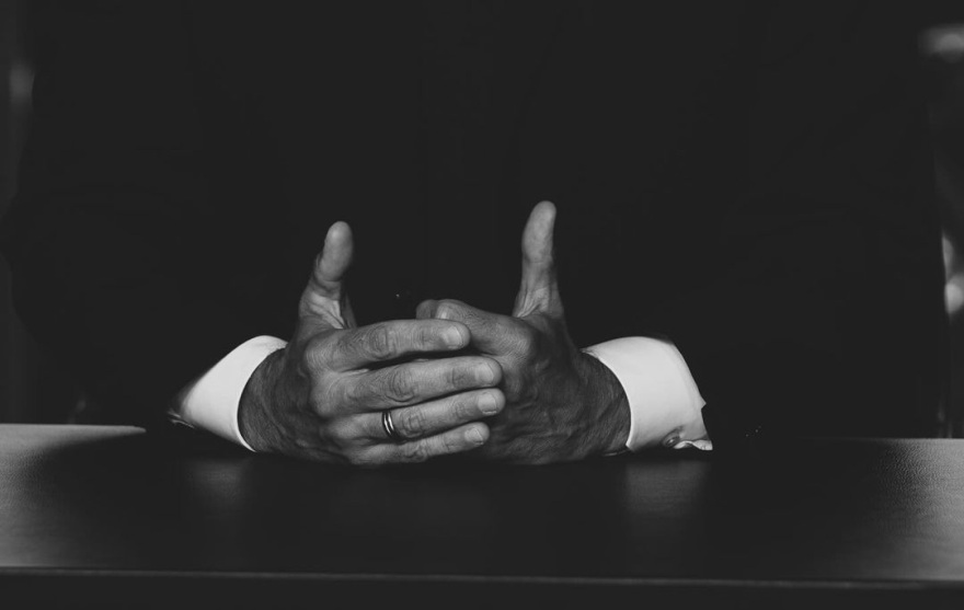 Εμανουέλ Μακρόν: Καρέ καρέ, οι στιγμές πριν ανακοινώσει πρόωρες εκλογές στους συνεργάτες του