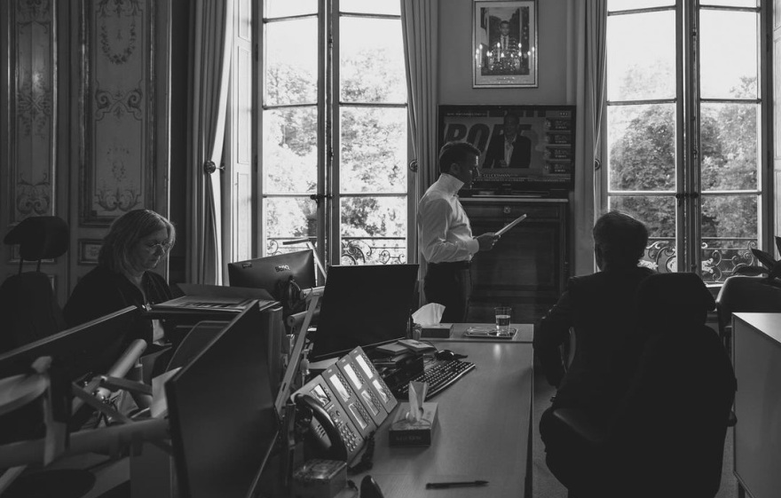 Εμανουέλ Μακρόν: Καρέ καρέ, οι στιγμές πριν ανακοινώσει πρόωρες εκλογές στους συνεργάτες του