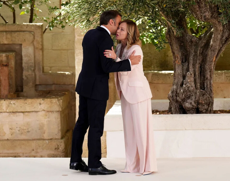 Τζόρτζια Μελόνι: Αγκαλιές, χαμόγελα και selfie στη Σύνοδο της G7 - Πώς υποδέχθηκε τους ηγέτες