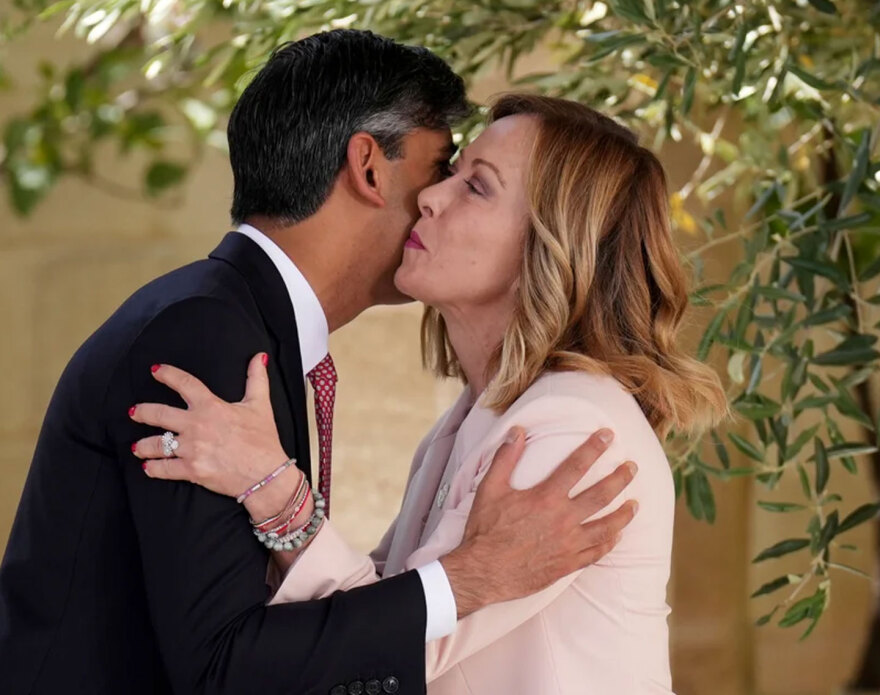 Τζόρτζια Μελόνι: Αγκαλιές, χαμόγελα και selfie στη Σύνοδο της G7 - Πώς υποδέχθηκε τους ηγέτες