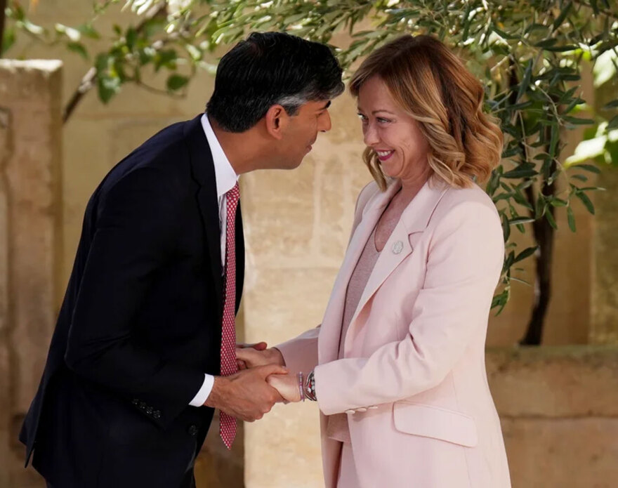 Τζόρτζια Μελόνι: Αγκαλιές, χαμόγελα και selfie στη Σύνοδο της G7 - Πώς υποδέχθηκε τους ηγέτες