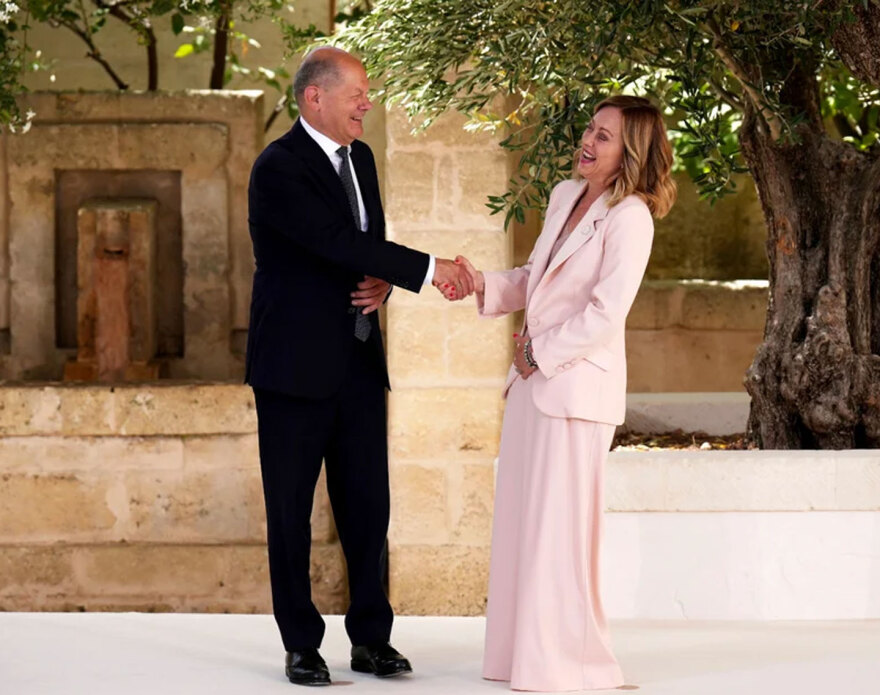 Τζόρτζια Μελόνι: Αγκαλιές, χαμόγελα και selfie στη Σύνοδο της G7 - Πώς υποδέχθηκε τους ηγέτες
