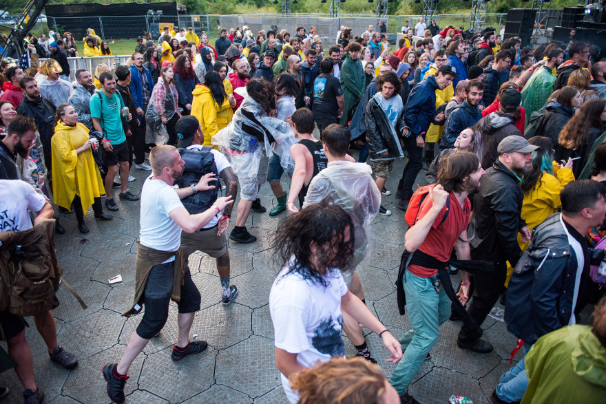 Σουηδία: Ηλικιωμένη γυναίκα οδηγεί mosh pit σε μέταλ συναυλία