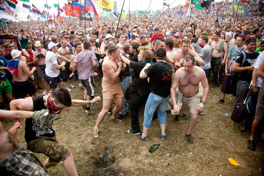 Σουηδία: Ηλικιωμένη γυναίκα οδηγεί mosh pit σε μέταλ συναυλία