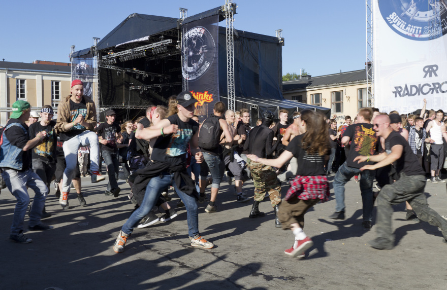 Σουηδία: Ηλικιωμένη γυναίκα οδηγεί mosh pit σε μέταλ συναυλία