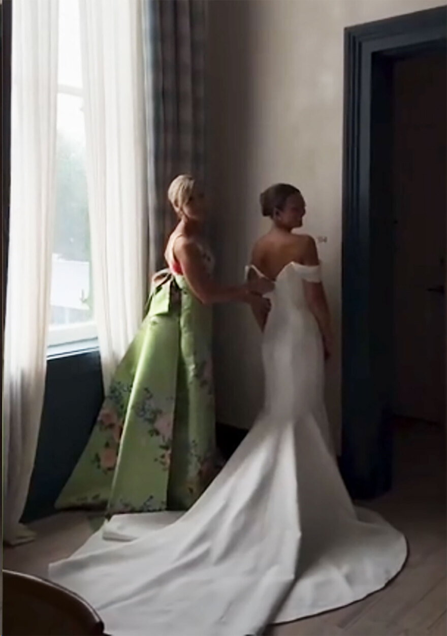 ΗΠΑ: «Ήθελε να επισκιάσει την κόρη της» - Το πράσινο φόρεμα μητέρας νύφης στη Λουιζιάνα που διχάζει τα social media