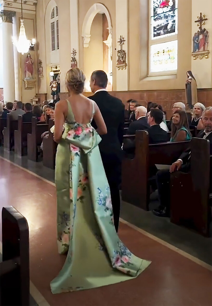 ΗΠΑ: «Ήθελε να επισκιάσει την κόρη της» - Το πράσινο φόρεμα μητέρας νύφης στη Λουιζιάνα που διχάζει τα social media