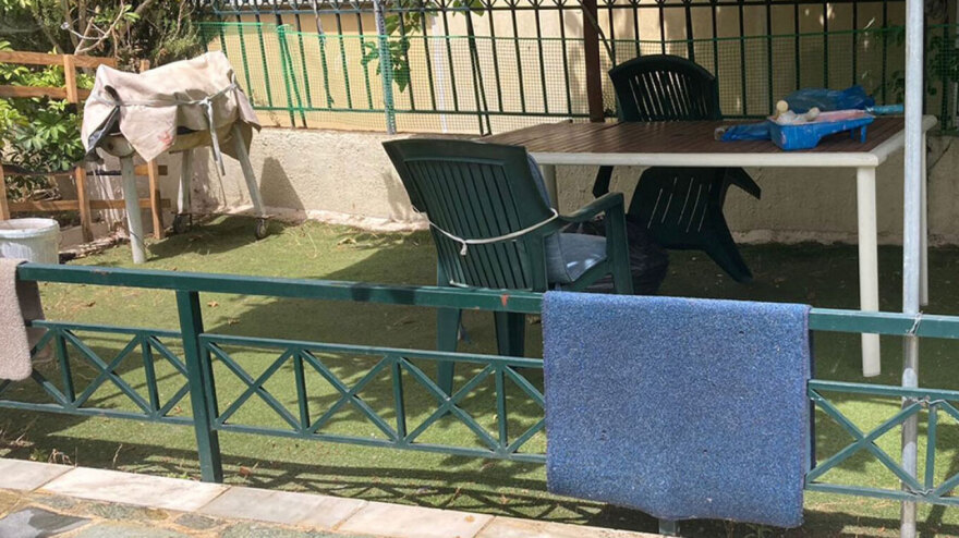 Χαλάνδρι: Πρόστιμο 1.000 ευρώ σε «ακαθάριστο» κήπο με... συνθετικό χλοοτάπητα - Δείτε φωτογραφίες