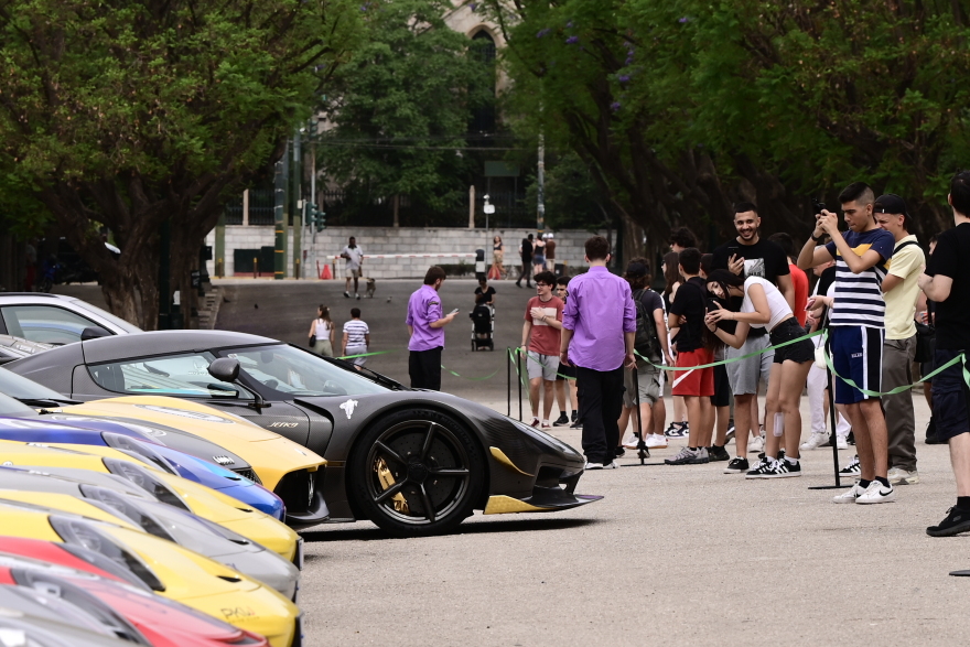 Γέμισε με supercars το Σύνταγμα - Δείτε τα πολυτελή αυτοκίνητα που συμμετέχουν στο «6to6 Motor Europe Tour»