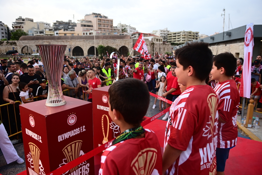 Ολυμπιακός: Θερμή υποδοχή των ευρωπαϊκών τροπαίων στο Ηράκλειο - Φωτογραφίες 