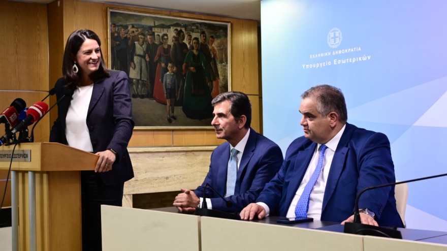 Η τελετή παράδοσης-παραλαβής στο υπουργείο Εσωτερικών: Συγκινημένη η Κεραμέως - Θα δουλέψουμε σκληρά, είπε ο Λιβάνιος