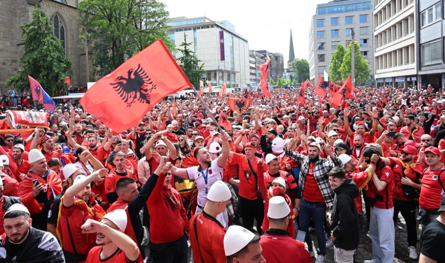 Euro 2024: Χιλιάδες Αλβανοί στο Ντόρτμουντ για την πρεμιέρα - Πέταξαν μακαρόνια στους Ιταλούς - Βίντεο, φωτογραφίες 