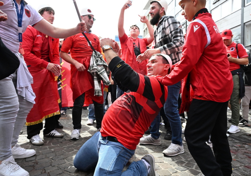 Euro 2024: Χιλιάδες Αλβανοί στο Ντόρτμουντ για την πρεμιέρα - Πέταξαν μακαρόνια στους Ιταλούς - Βίντεο, φωτογραφίες 