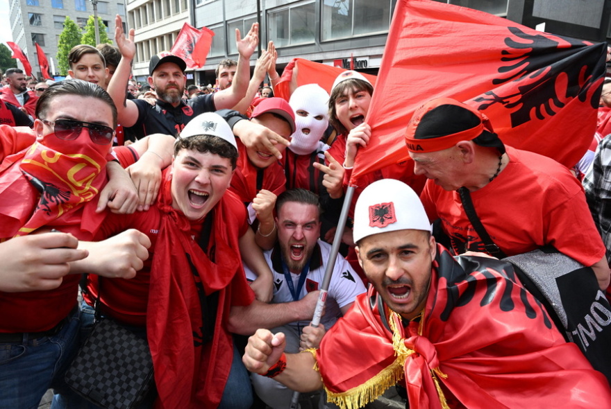 Euro 2024: Χιλιάδες Αλβανοί στο Ντόρτμουντ για την πρεμιέρα - Πέταξαν μακαρόνια στους Ιταλούς - Βίντεο, φωτογραφίες 