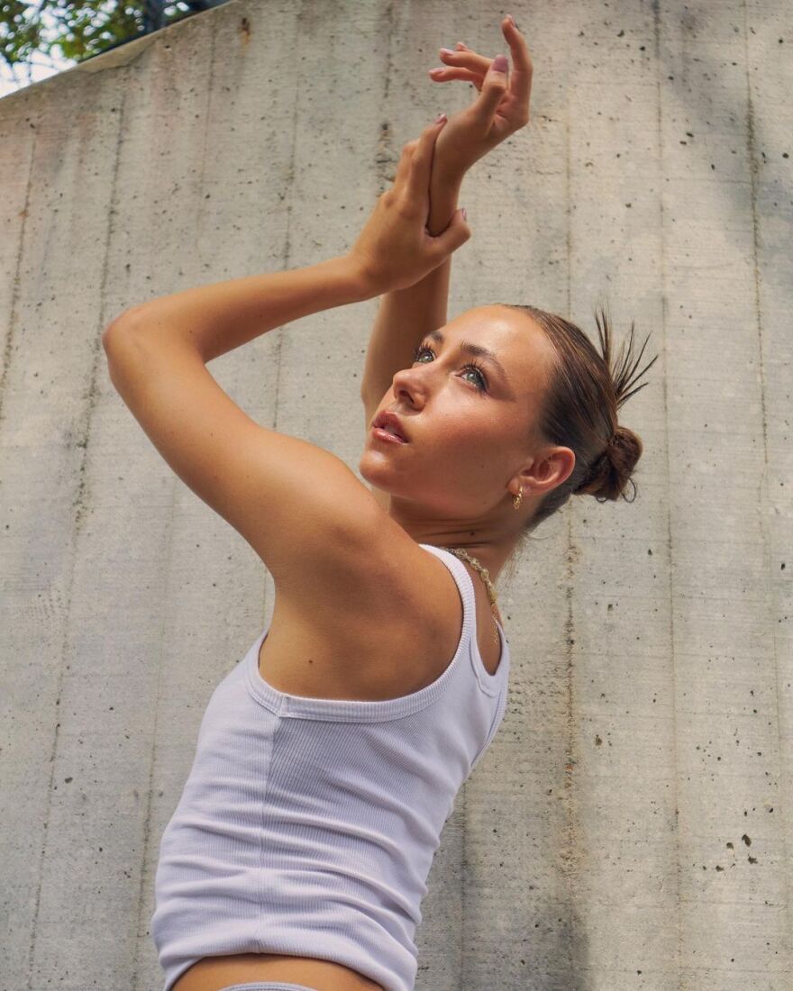 Αντωνία Ρουμελιώτη: Ποια είναι η Ελληνίδα σύντροφος του πρωταγωνιστή του Bridgerton, Λουκ Νιούτον