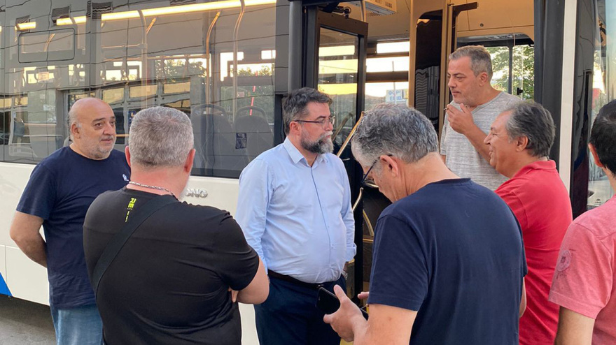 Στο αμαξοστάσιο της Ανθούσας ο νέος υφυπουργός Υποδομών Βασίλης Οικονόμου - Δείτε φωτογραφίες