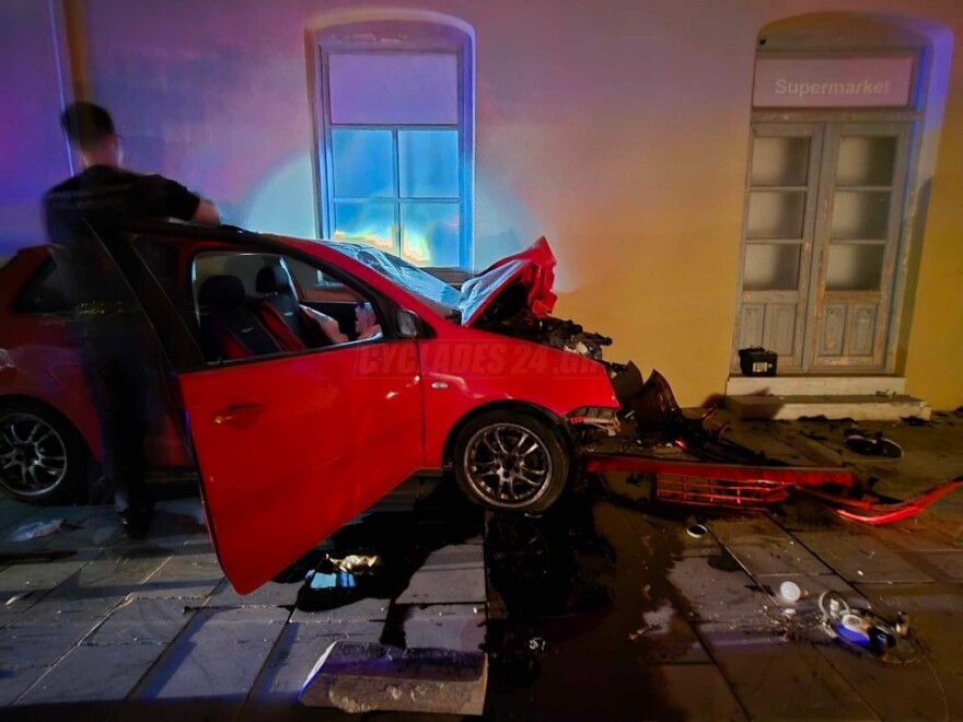 Μετωπική σύγκρουση αυτοκινήτου με μηχανή στη Σύρο - Ένας νεκρός κι ένας σοβαρά τραυματίας (φωτογραφίες)