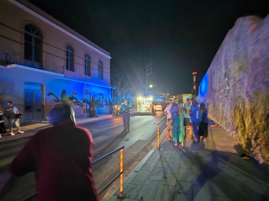 Μετωπική σύγκρουση αυτοκινήτου με μηχανή στη Σύρο - Ένας νεκρός κι ένας σοβαρά τραυματίας (φωτογραφίες)