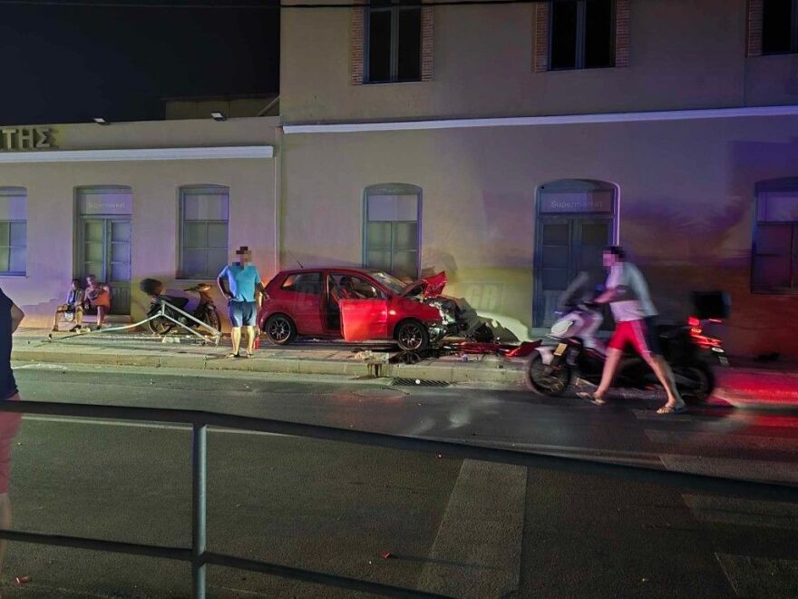 Μετωπική σύγκρουση αυτοκινήτου με μηχανή στη Σύρο - Ένας νεκρός κι ένας σοβαρά τραυματίας (φωτογραφίες)