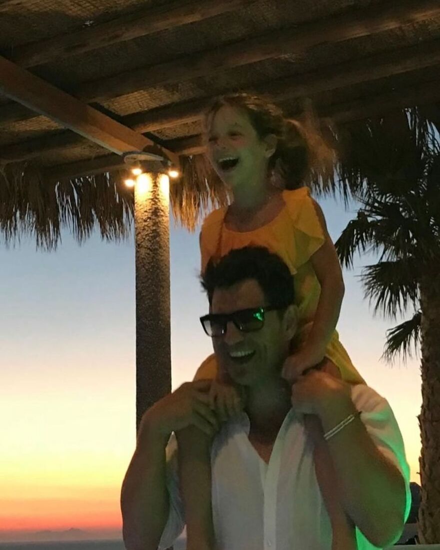 Σάκης Ρουβάς: Μαθαίνετε τη ζωή, κι εγώ μαθαίνω από εσάς, έγραψε στα παιδιά του για τη Γιορτή του Πατέρα