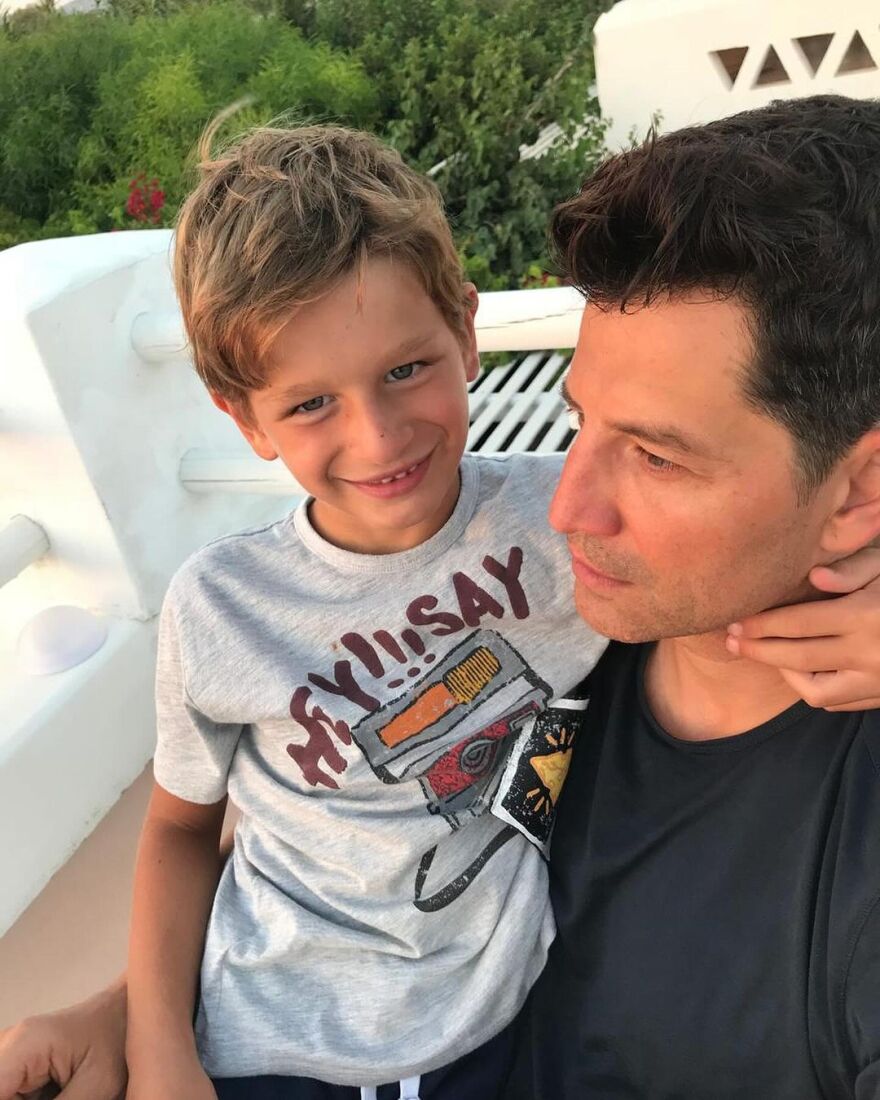 Σάκης Ρουβάς: Μαθαίνετε τη ζωή, κι εγώ μαθαίνω από εσάς, έγραψε στα παιδιά του για τη Γιορτή του Πατέρα