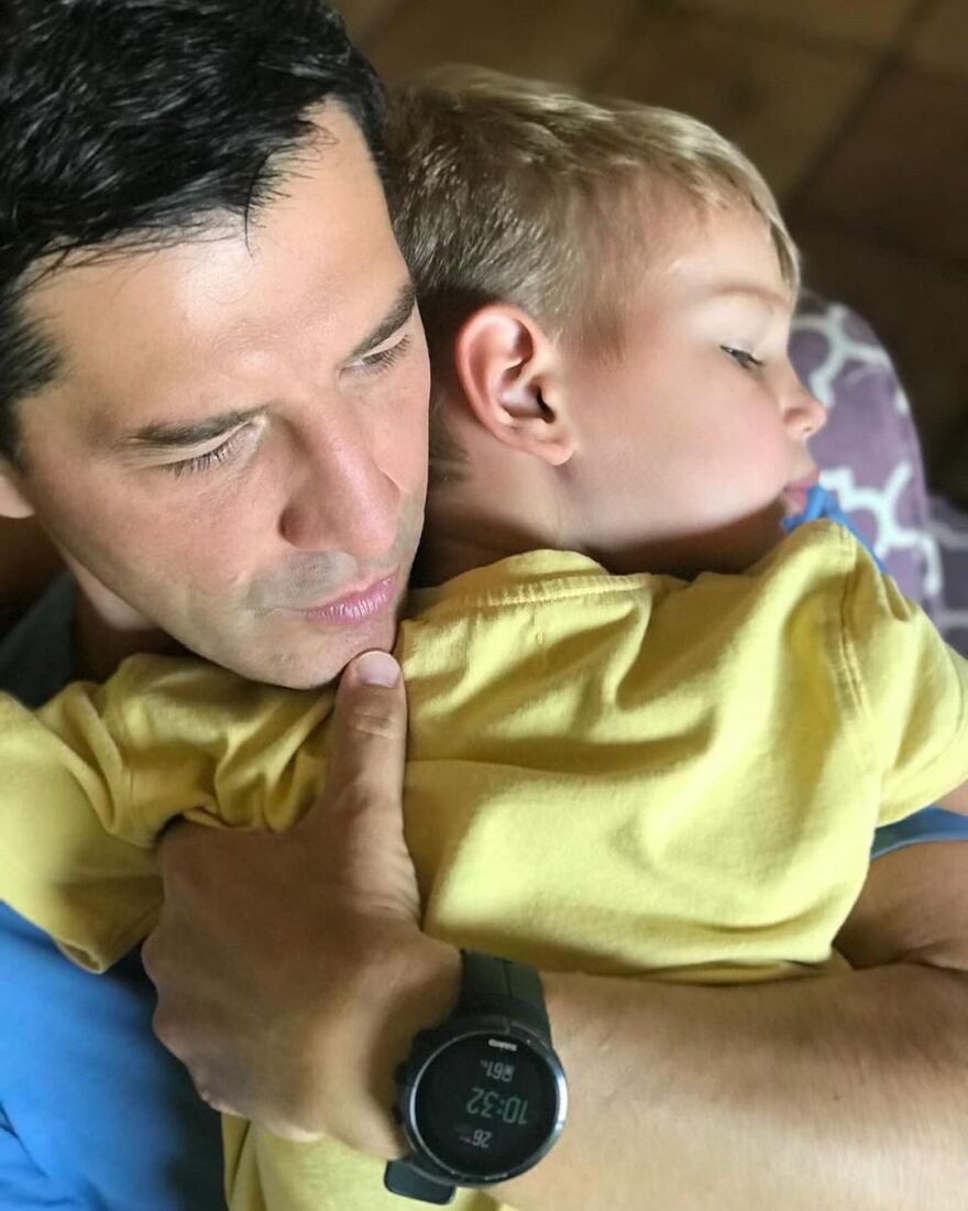 Σάκης Ρουβάς: Μαθαίνετε τη ζωή, κι εγώ μαθαίνω από εσάς, έγραψε στα παιδιά του για τη Γιορτή του Πατέρα