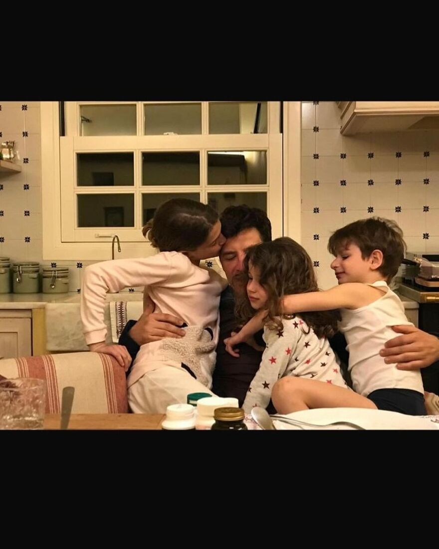 Σάκης Ρουβάς: Μαθαίνετε τη ζωή, κι εγώ μαθαίνω από εσάς, έγραψε στα παιδιά του για τη Γιορτή του Πατέρα