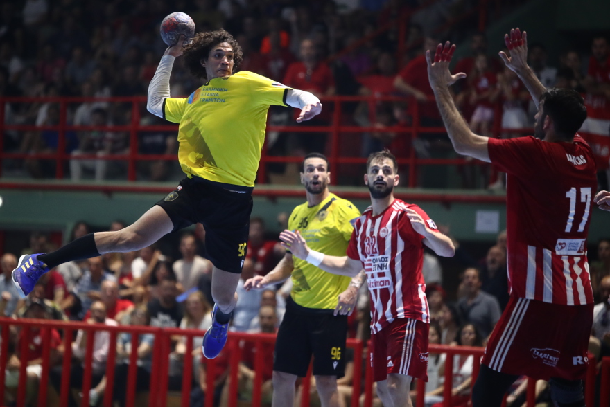 Ολυμπιακός: Πρωταθλητής Ελλάδος για 4η φορά στο χάντμπολ ανδρών, 33-29 την ΑΕΚ στον 5ο τελικό 