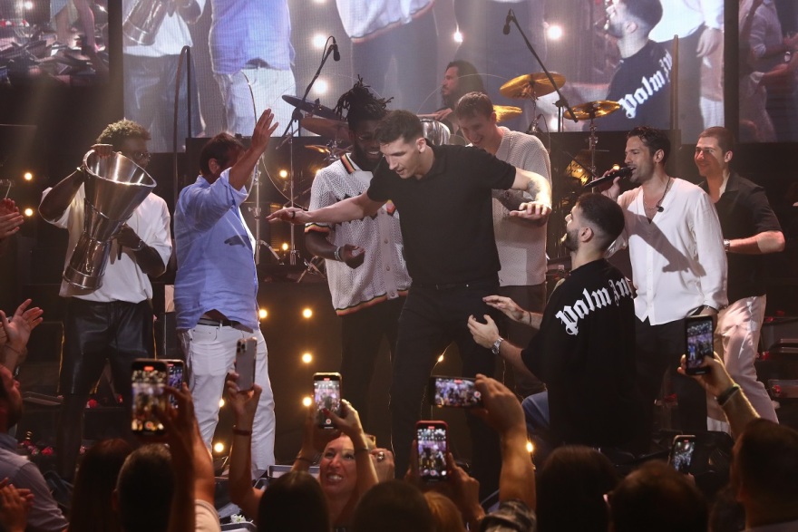 Παναθηναϊκός: Γλέντι μέχρι πρωίας σε Αργυρό - Ζευγαρά για την κατάκτηση της Euroleague και του πρωταθλήματος - Δείτε βίντεο