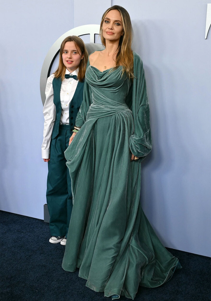 Αντζελίνα Τζολί: Με τη 15χρονη κόρη της στα Tony Awards - Τράβηξε τα βλέμματα το ασορτί ντύσιμό τους