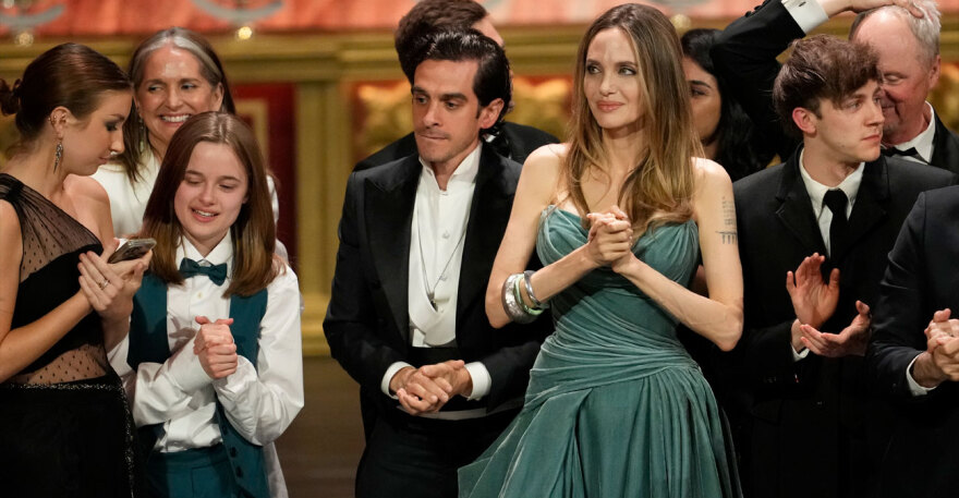 Αντζελίνα Τζολί: Με τη 15χρονη κόρη της στα Tony Awards - Τράβηξε τα βλέμματα το ασορτί ντύσιμό τους