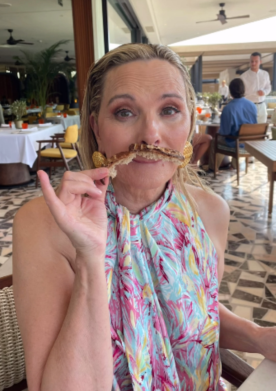 Κιμ Κατράλ: Οι απολαυστικές ημέρες και νύχτες της «Σαμάνθα» στην Αθήνα με τον κατά 14 χρόνια νεότερο σύντροφό της