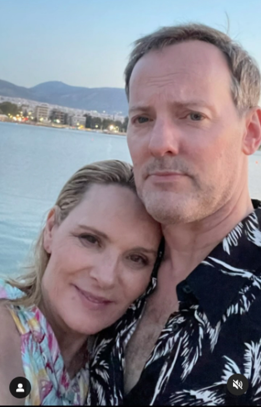 Κιμ Κατράλ: Οι απολαυστικές ημέρες και νύχτες της «Σαμάνθα» στην Αθήνα με τον κατά 14 χρόνια νεότερο σύντροφό της