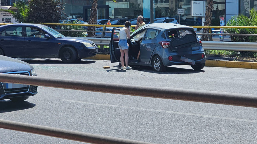 Αυξημένη η κίνηση στην κάθοδο της Λεωφόρου Συγγρού λόγω τροχαίου - Δείτε φωτογραφίες