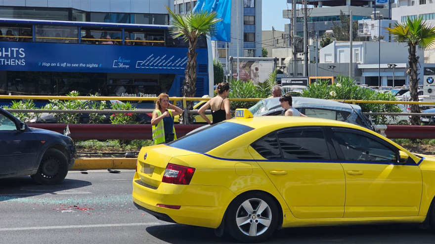 Αυξημένη η κίνηση στην κάθοδο της Λεωφόρου Συγγρού λόγω τροχαίου - Δείτε φωτογραφίες