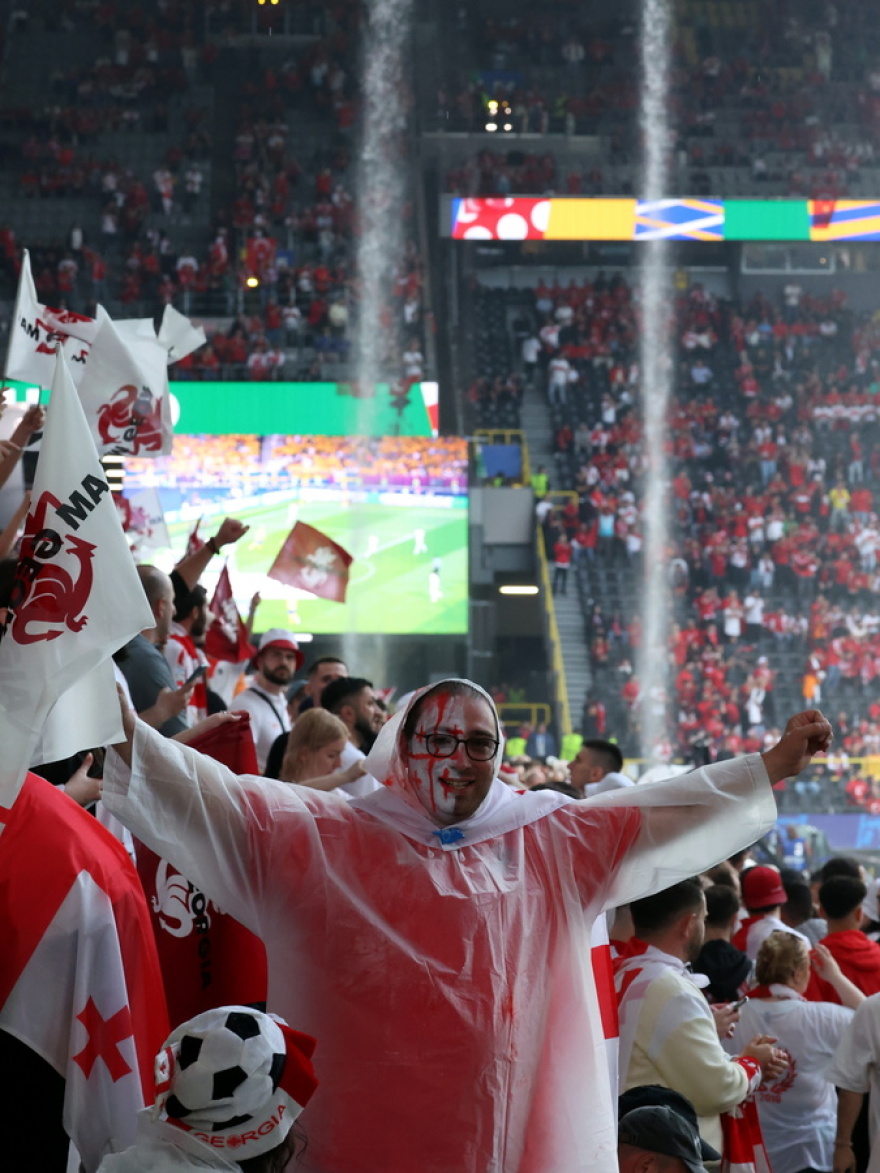Euro 2024:  Άνοιξαν οι ουρανοί στο Ντόρτμουντ - Υπάλληλοι του γηπέδου απομακρύνουν με σκούπες τα νερά από το γήπεδο - Βίντεο 