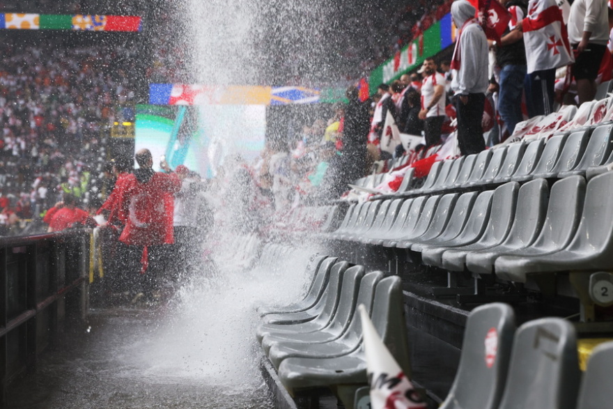 Euro 2024:  Άνοιξαν οι ουρανοί στο Ντόρτμουντ - Υπάλληλοι του γηπέδου απομακρύνουν με σκούπες τα νερά από το γήπεδο - Βίντεο 