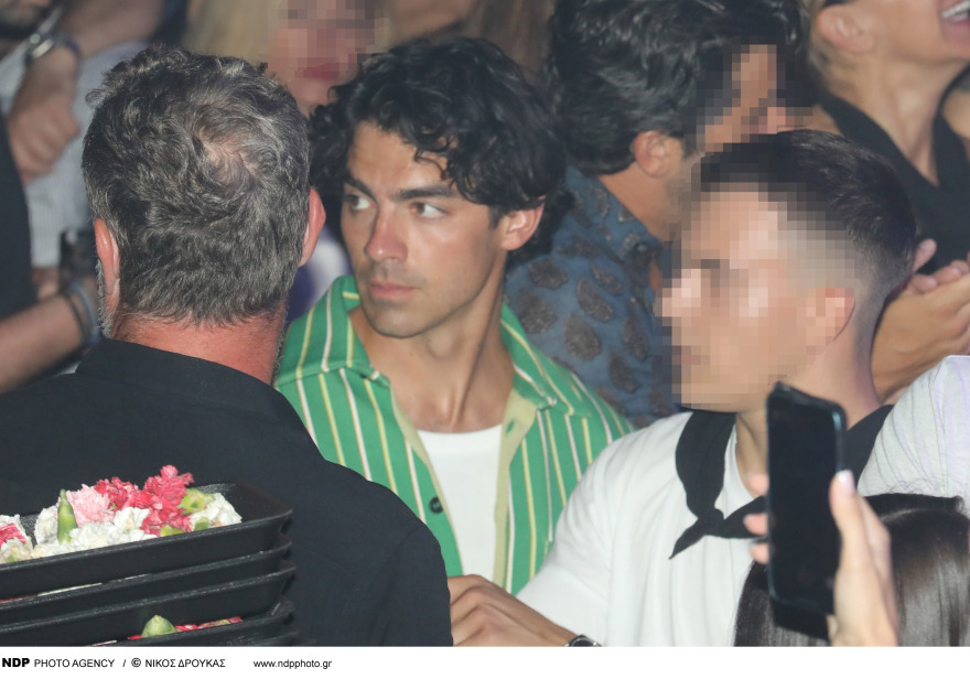 Τζο Τζόνας: Νέες φωτογραφίες του τραγουδιστή να διασκεδάζει στον Κωνσταντίνο Αργυρό 