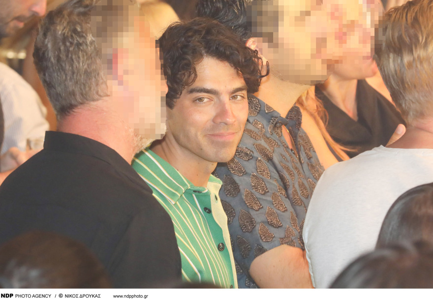 Τζο Τζόνας: Νέες φωτογραφίες του τραγουδιστή να διασκεδάζει στον Κωνσταντίνο Αργυρό 