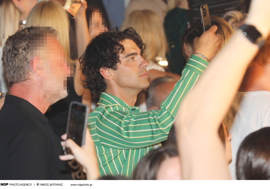 Τζο Τζόνας: Νέες φωτογραφίες του τραγουδιστή να διασκεδάζει στον Κωνσταντίνο Αργυρό 